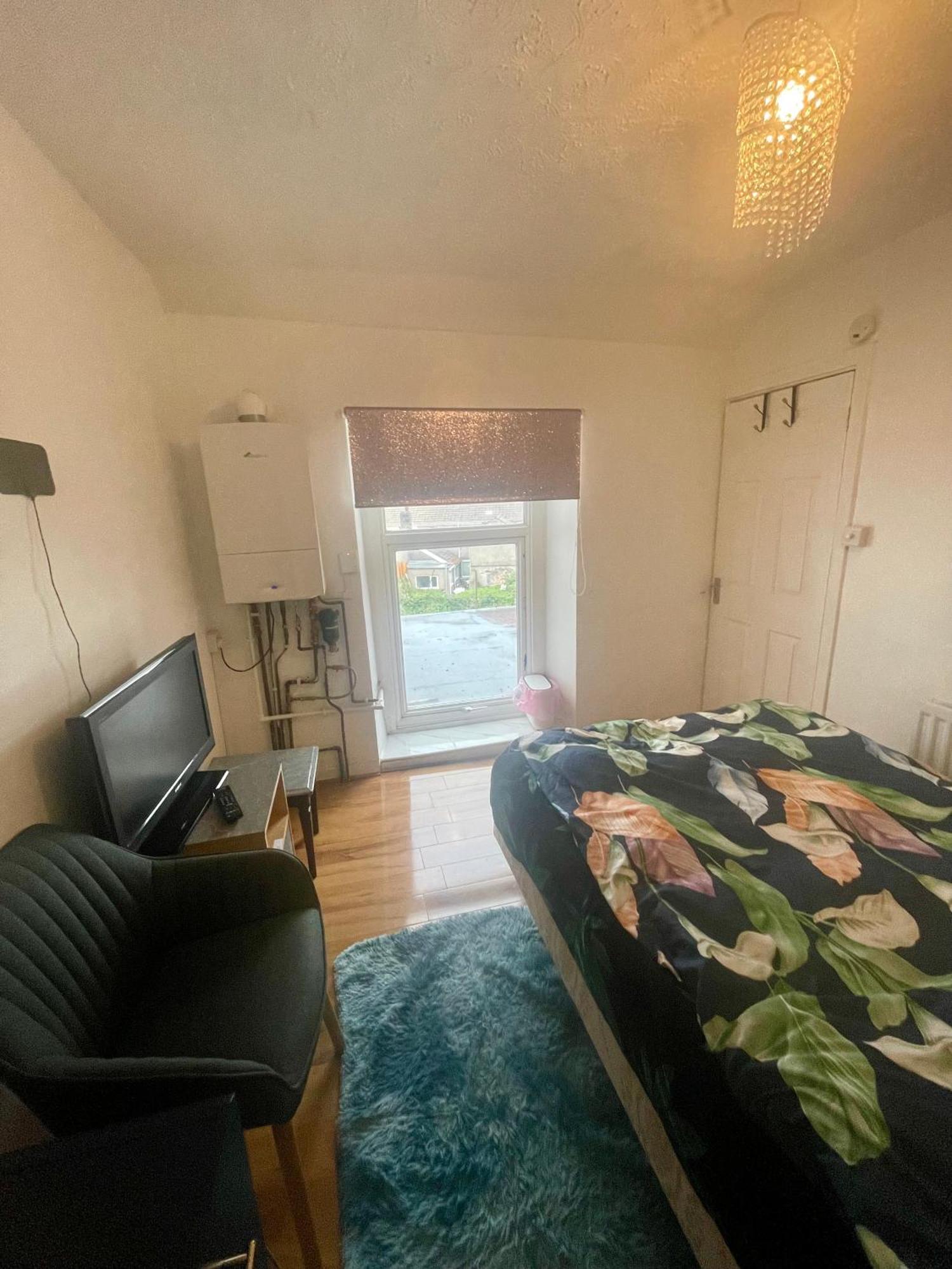 Elegant Single-occupancy Double Bed * Morriston